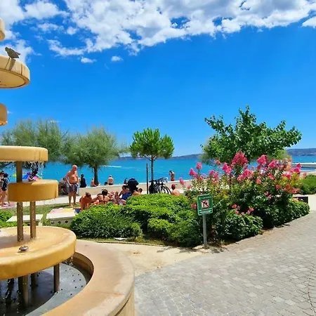 Sunny House With Pool