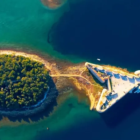 Prázdninový dům Sunny House With Pool