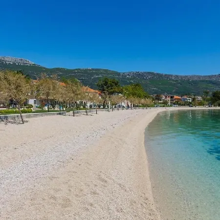 Prázdninový dům Sunny House With Pool