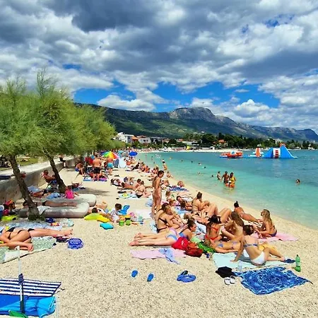 Sunny House With Pool