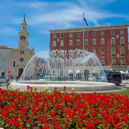 Sunny House With Pool