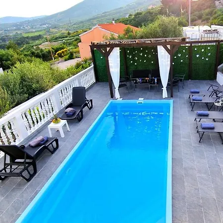 Sunny House With Pool Prázdninový dům *