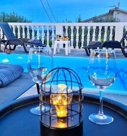 Sunny House With Pool Prázdninový dům Kaštela