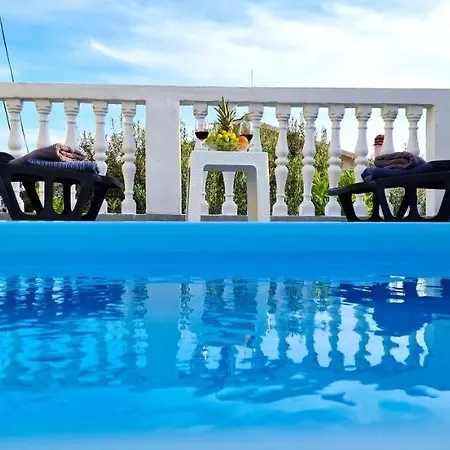 Prázdninový dům Sunny House With Pool