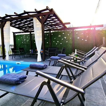 Prázdninový dům Sunny House With Pool