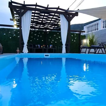 Sunny House With Pool Prázdninový dům