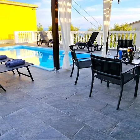 Sunny House With Pool *