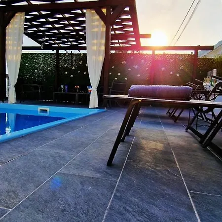 Prázdninový dům Sunny House With Pool