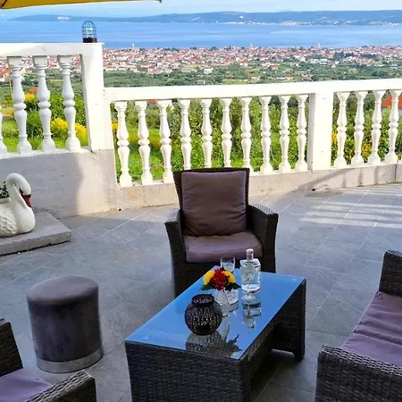 Sunny House With Pool Prázdninový dům