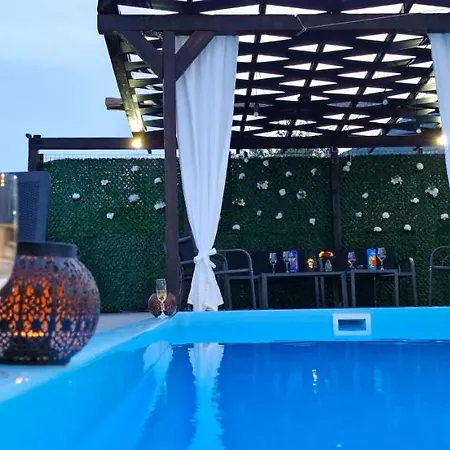 Prázdninový dům Sunny House With Pool *