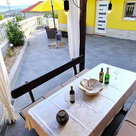 Prázdninový dům Sunny House With Pool