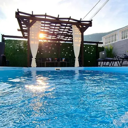 Prázdninový dům Sunny House With Pool