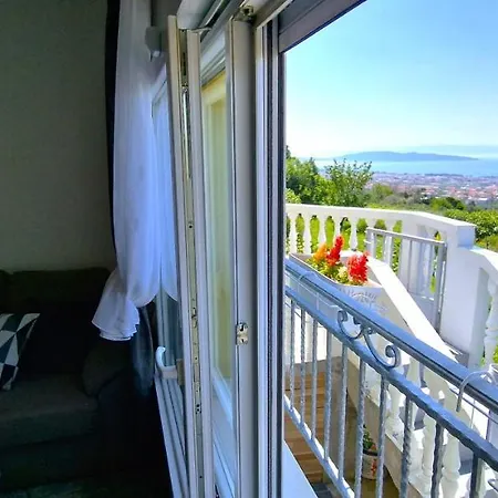 Sunny House With Pool