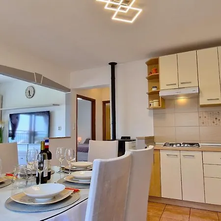 Prázdninový dům Sunny House With Pool