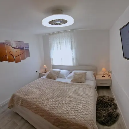 Prázdninový dům Sunny House With Pool