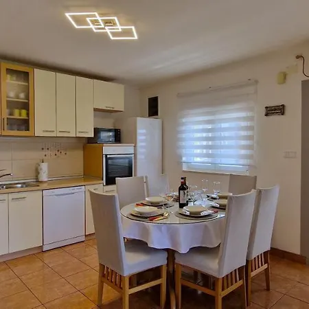 Prázdninový dům Sunny House With Pool